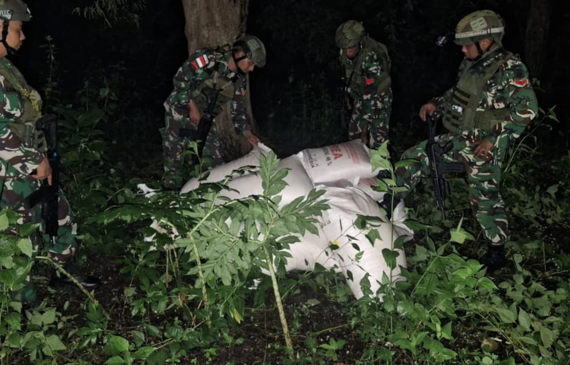 Yonarmed 12 Kostrad Perketat Pengamanan Perbatasan, Pupuk Subsidi Berhasil Diamankan