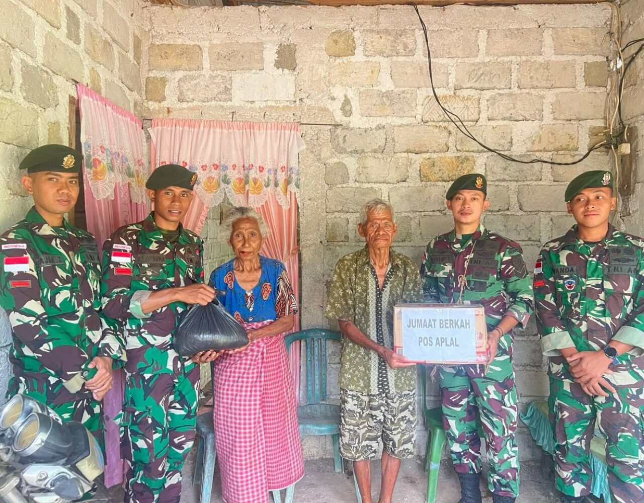 Satgas Pamtas Yonarhanud 2 Kostrad Bagikan Sembako dalam Jumat Berkah