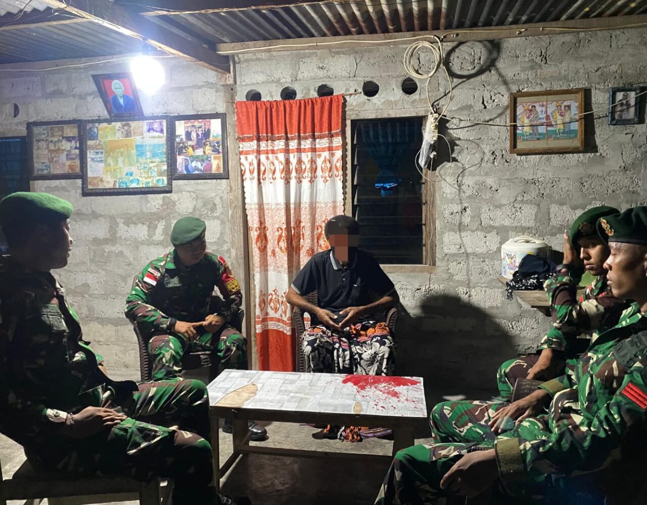 Wujud Kepercayaan Masyarakat, Satgas Pamtas Yonarhanud 2 Kostrad Terima Dua Pucuk Senjata Api