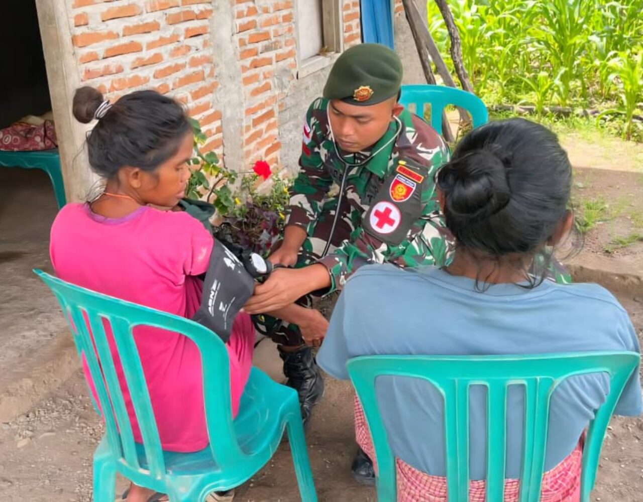 Pelayanan Kesehatan Yonarmed 12 Kostrad Disambut Antusias Warga Lutharato