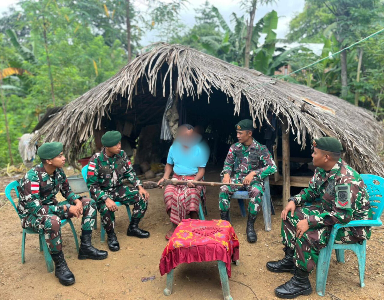 Wujud Sinergi dengan Rakyat, Satgas Pamtas Yonarhanud 2 Kostrad Terima Pucuk Senjata