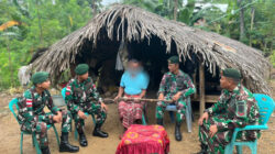 Wujud Sinergi dengan Rakyat, Satgas Pamtas Yonarhanud 2 Kostrad Terima Pucuk Senjata