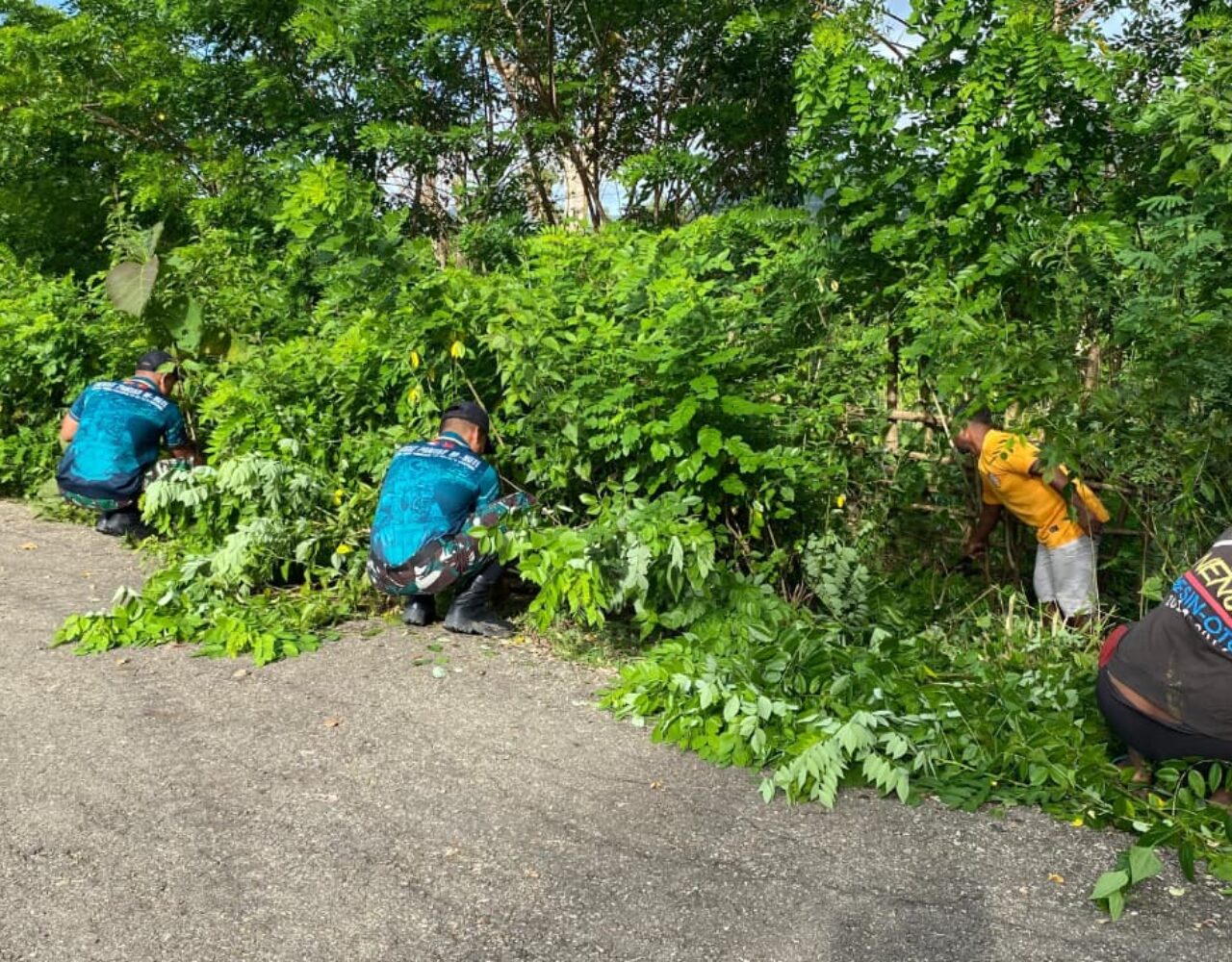 Yonarmed 12 Kostrad Hadir Bersama Warga Suliren Jaga Kebersihan Lingkungan