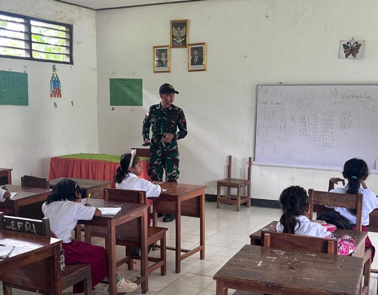 Dari Tapal Batas untuk Masa Depan Bangsa, Satgas Pamtas Yonarmed 12 Kostrad Mengajar Matematika