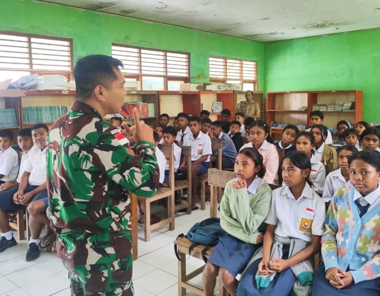 Satgas Pamtas Yonarmed 12 Kostrad Berikan Edukasi Kesehatan di SMPN 1 Atap Kewar
