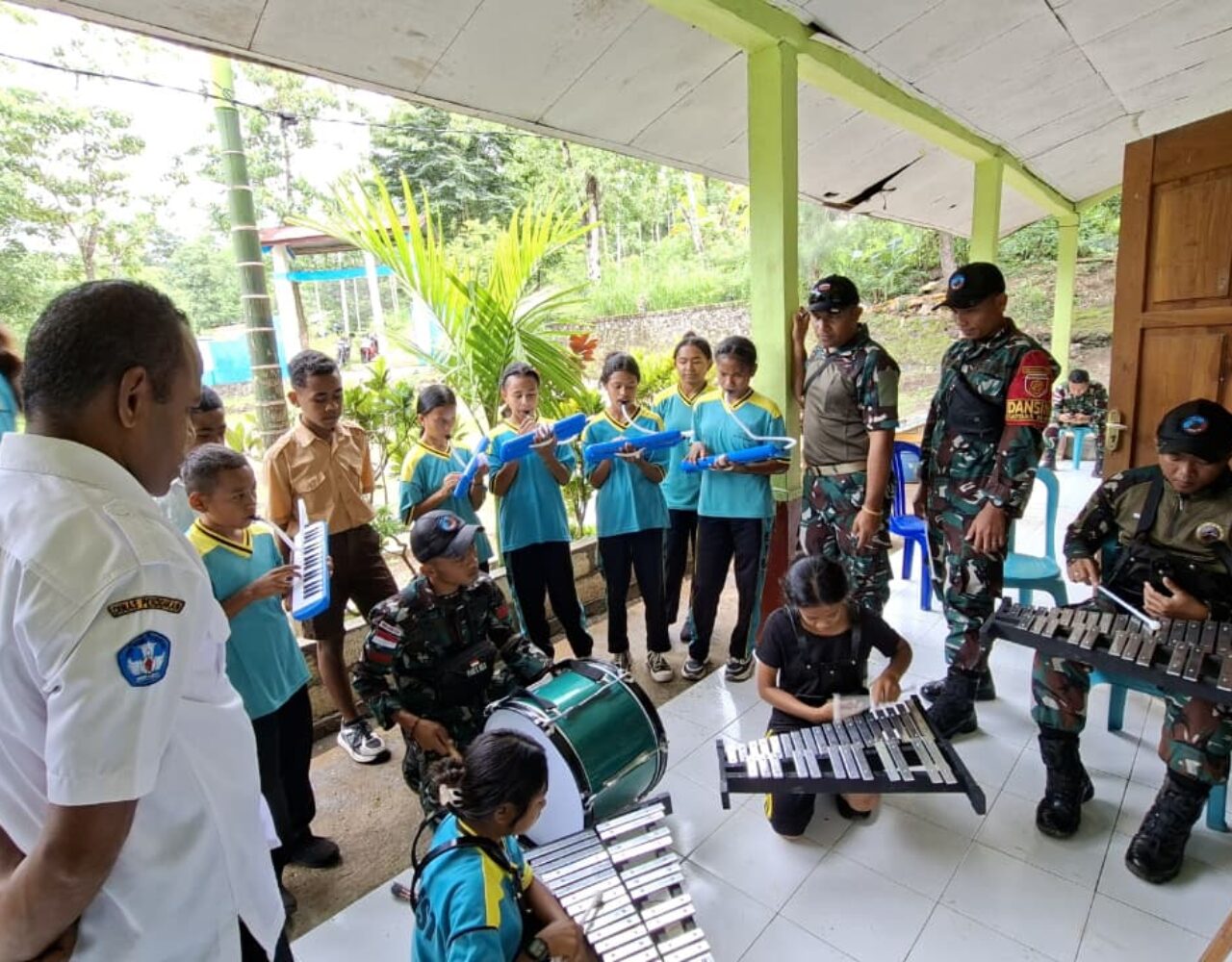Asah Keterampilan, Satgas Pamtas Yonarhanud 2 Kostrad Beri Dukungan Gadik Ajarkan Drumband